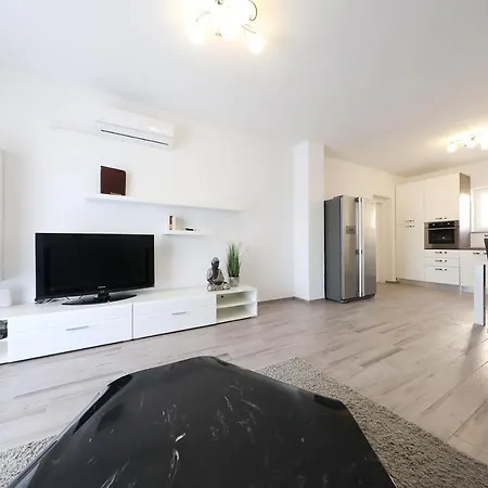 Carmen Deluxe Apartment Vir